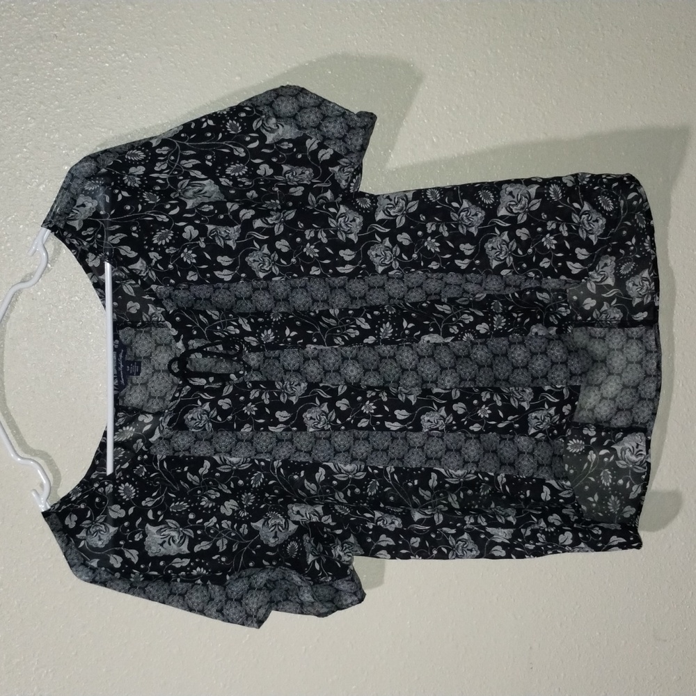 American Eagle sheer black and white patterns short sleeve blouse size small pet